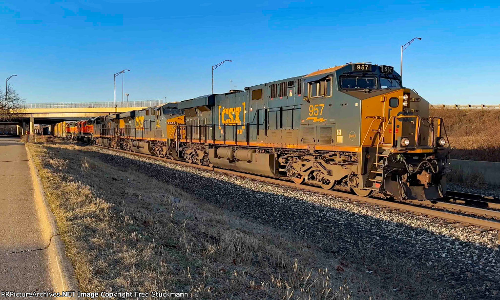 CSX 957 leads M370.